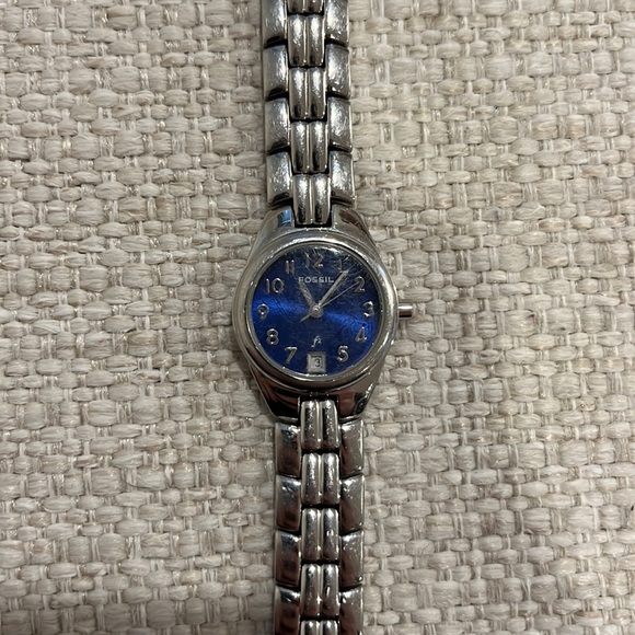 FINAL PRICE DROP! Fossil F2 Silver Watch - Picture 5 of 8